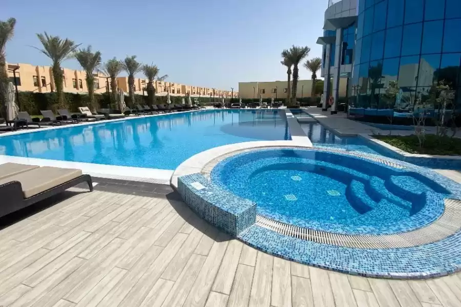 Résidentiel Propriété prête 3 chambres F / F Villa à Compound  a louer au Al-Sadd , Doha #11133 - 1  image 