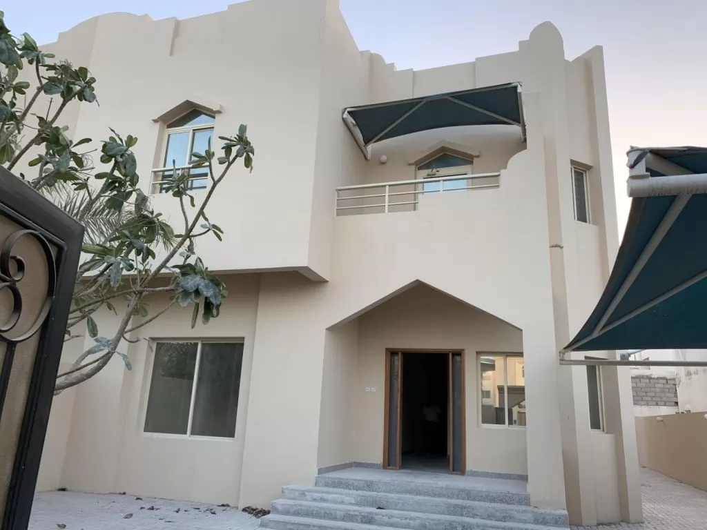 Résidentiel Propriété prête 4 chambres U / f Villa autonome  a louer au Al-Sadd , Doha #11152 - 1  image 