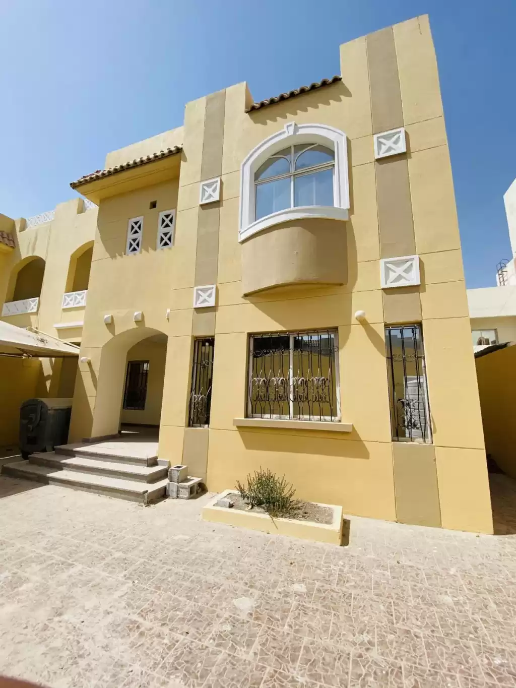 yerleşim Hazır Mülk 7 Yatak Odası U/F Müstakil Villa  kiralık içinde Al Sadd , Doha #11205 - 1  image 