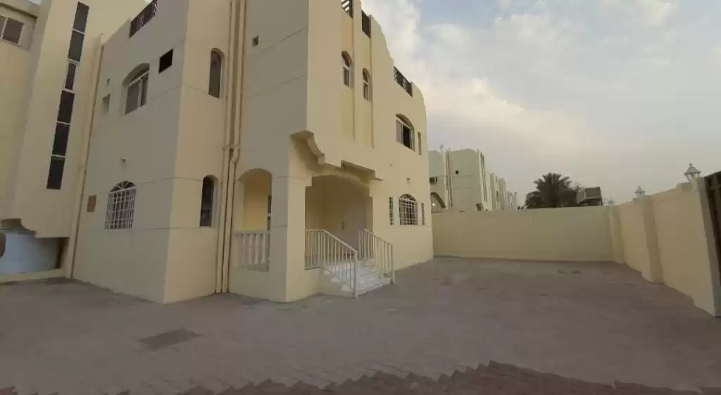 Residential Ready Property 2 Bedrooms U/F Apartment  for rent in Al Sadd , Doha #11208 - 1  image 