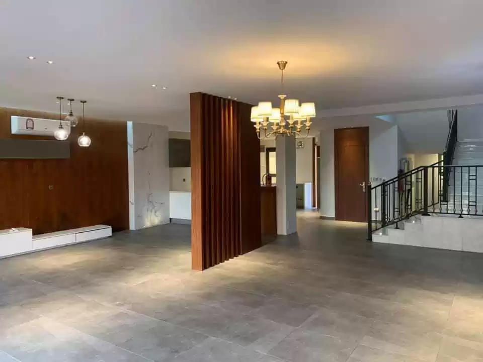 Résidentiel Propriété prête 4 chambres S / F Villa autonome  a louer au Al-Sadd , Doha #11213 - 1  image 