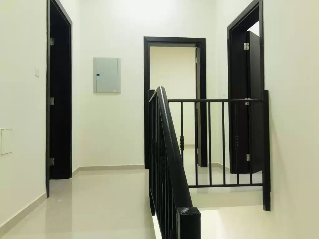 Résidentiel Propriété prête 3 chambres U / f Villa à Compound  a louer au Al-Sadd , Doha #11218 - 1  image 