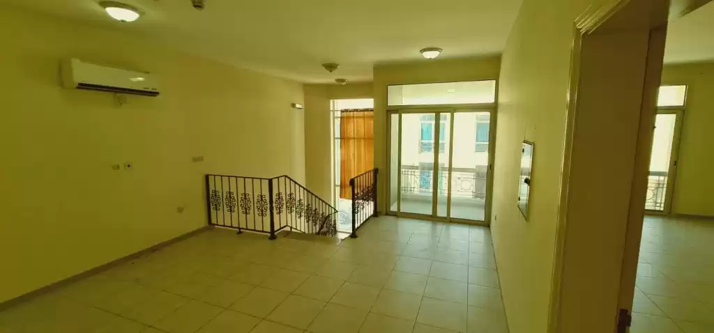 Résidentiel Propriété prête 3 chambres U / f Villa à Compound  a louer au Al-Sadd , Doha #11269 - 1  image 