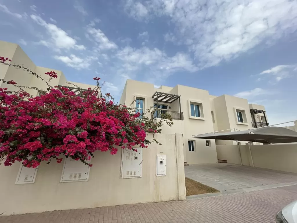 Résidentiel Propriété prête 3 chambres S / F Villa à Compound  a louer au Al-Sadd , Doha #11293 - 1  image 