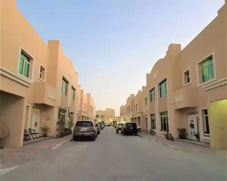 Residencial Listo Propiedad 6 habitaciones U / F Villa en Compound  alquiler en al-sad , Doha #11522 - 1  image 