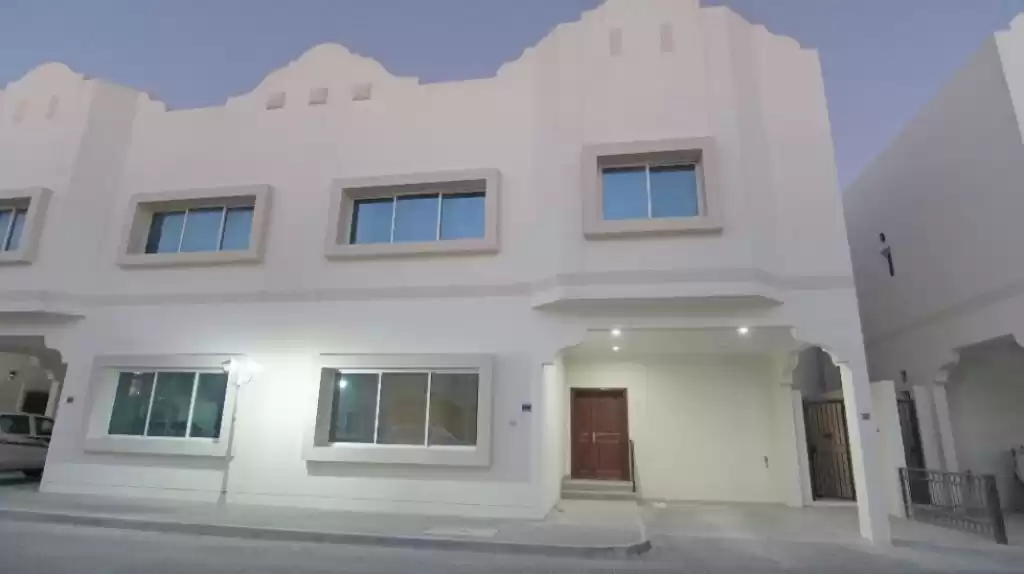 Wohn Klaar eigendom 4 Schlafzimmer S/F Wohnung  zu vermieten in Al Sadd , Doha #11536 - 1  image 