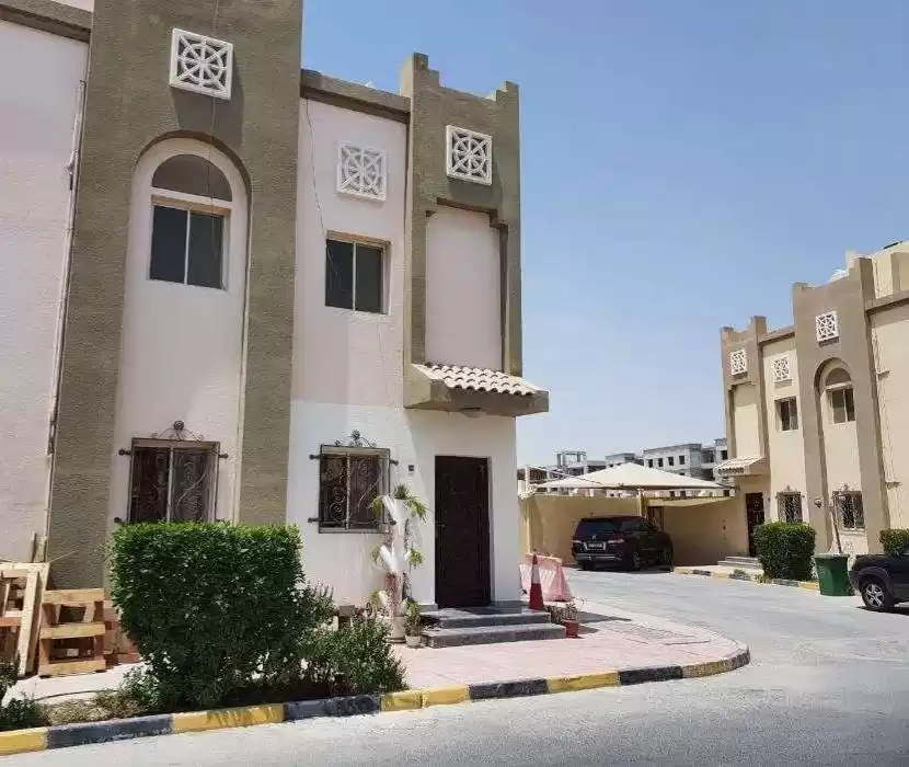 Wohn Klaar eigendom 5 Schlafzimmer F/F Villa in Verbindung  zu verkaufen in Doha #11839 - 1  image 