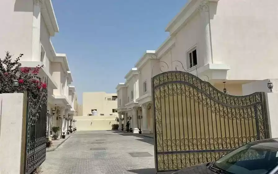Residencial Listo Propiedad 5 habitaciones F / F Villa en Compound  alquiler en al-sad , Doha #11843 - 1  image 