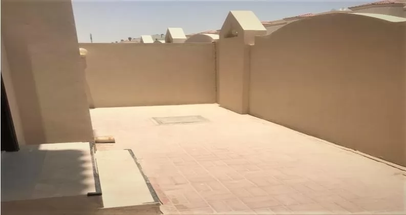 Жилой Готовая недвижимость 4 спальни С/Ж Вилла в комплексе  в аренду в Доха #11873 - 1  image 