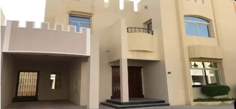 Жилой Готовая недвижимость 4 спальни Н/Ф Вилла в комплексе  в аренду в Доха #11878 - 1  image 