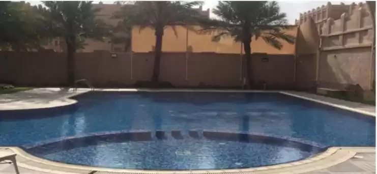 Résidentiel Propriété prête 5 chambres S / F Villa à Compound  a louer au Doha #11891 - 1  image 