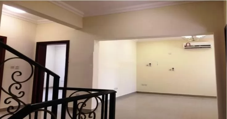سكني عقار جاهز 5 غرف  غير مفروش فيلا في مجمع  للإيجار في الدوحة #11922 - 1  صورة 