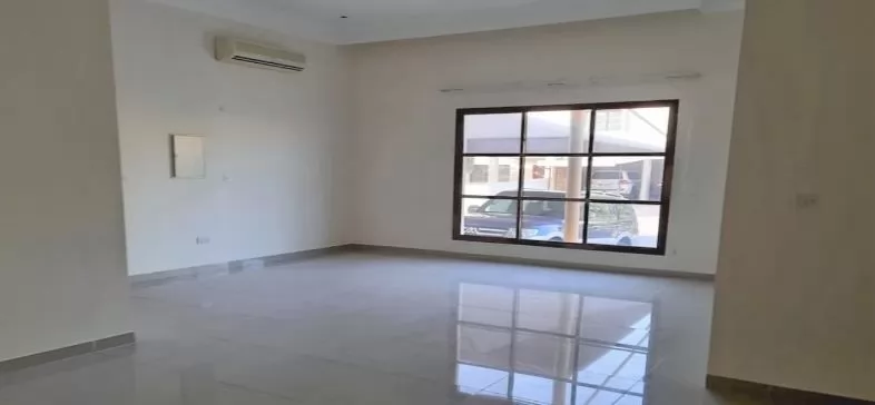 Жилой Готовая недвижимость 4 спальни С/Ж Вилла в комплексе  в аренду в Доха #11935 - 1  image 