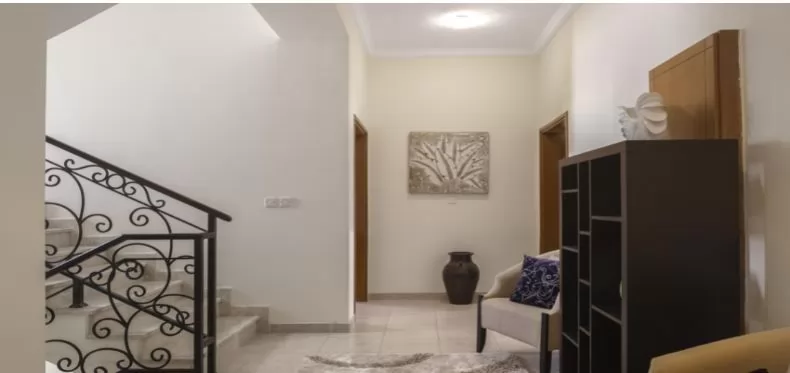Жилой Готовая недвижимость 3 спальни Н/Ф Вилла в комплексе  в аренду в Доха #11936 - 1  image 