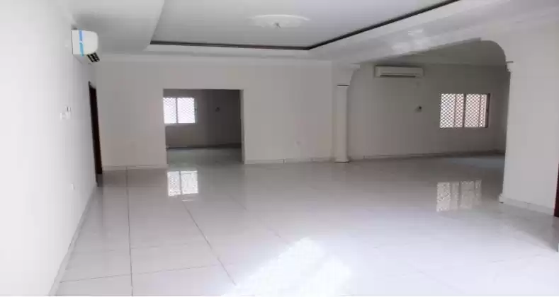 سكني عقار جاهز 5 غرف  غير مفروش فيلا  للإيجار في الدوحة #11941 - 1  صورة 