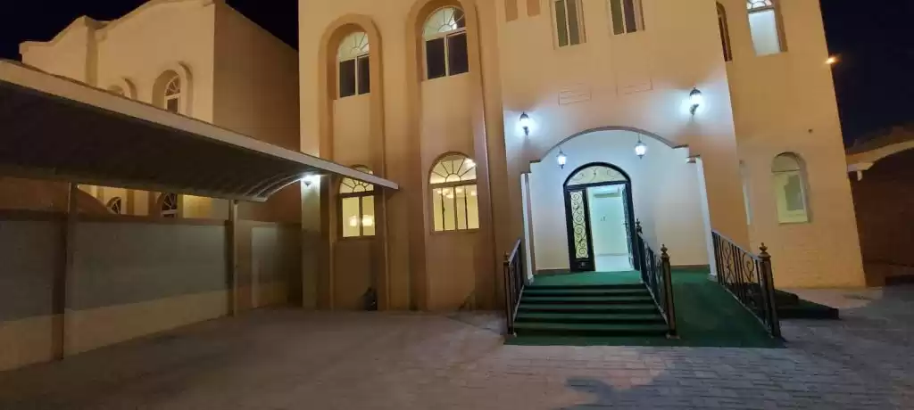 yerleşim Hazır Mülk 7 Yatak Odası U/F Müstakil Villa  kiralık içinde Al Sadd , Doha #11956 - 1  image 