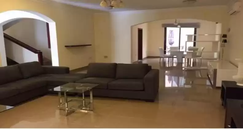 Résidentiel Propriété prête 5 chambres S / F Villa à Compound  a louer au Al-Sadd , Doha #11958 - 1  image 