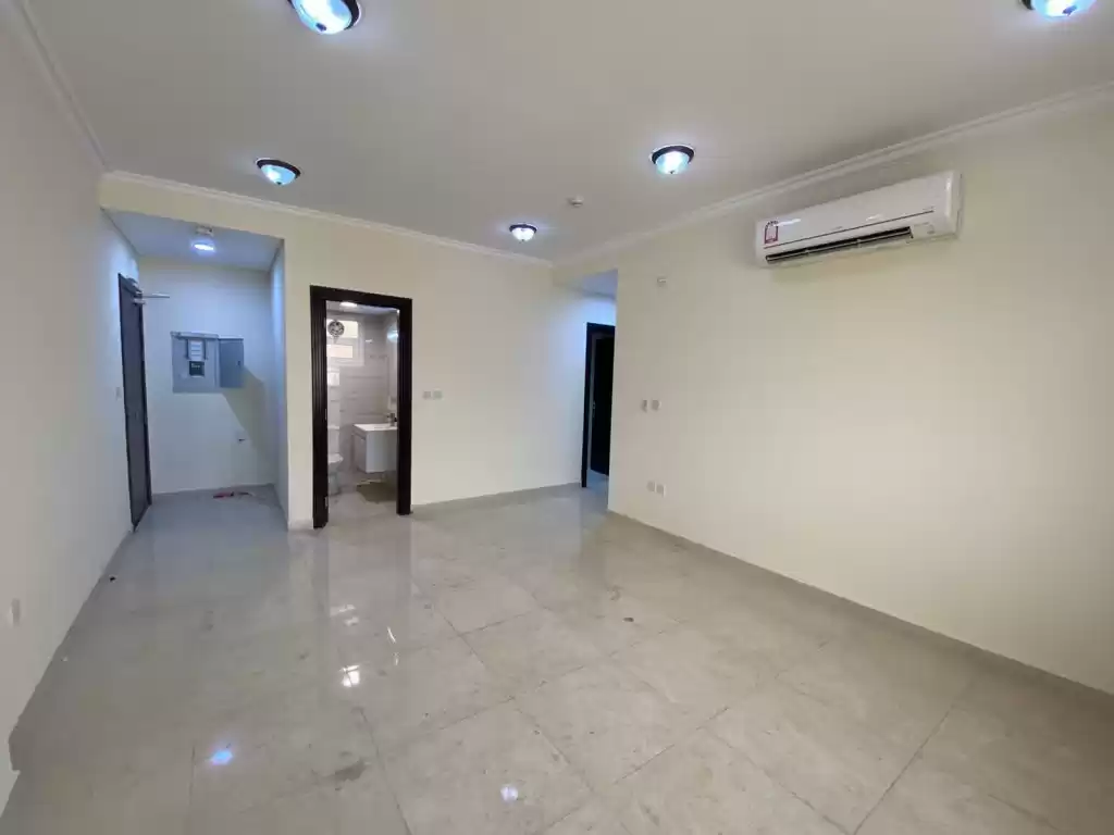 Wohn Klaar eigendom 2 Schlafzimmer U/F Wohnung  zu vermieten in Al Sadd , Doha #12001 - 1  image 