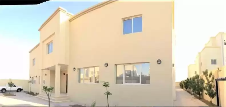 Wohn Klaar eigendom 7 Schlafzimmer U/F Villa in Verbindung  zu vermieten in Al Sadd , Doha #12020 - 1  image 