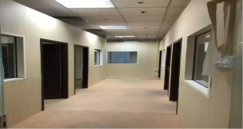 Kommerziell Klaar eigendom U/F Büro  zu vermieten in Al Sadd , Doha #12039 - 1  image 