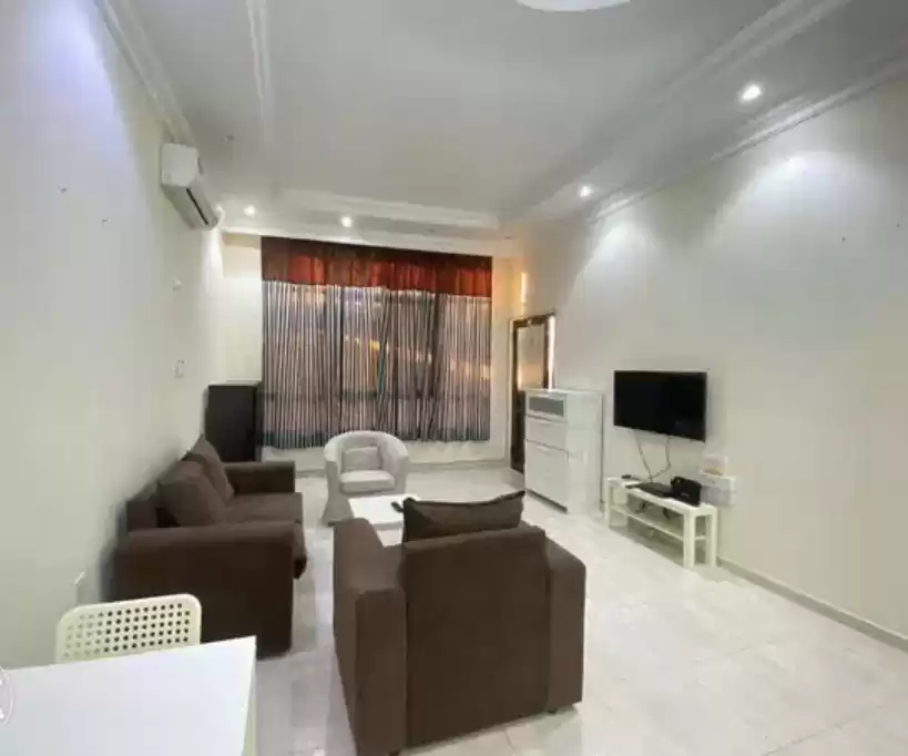 yerleşim Hazır Mülk 1 yatak odası F/F Apartman  kiralık içinde Doha #12071 - 1  image 