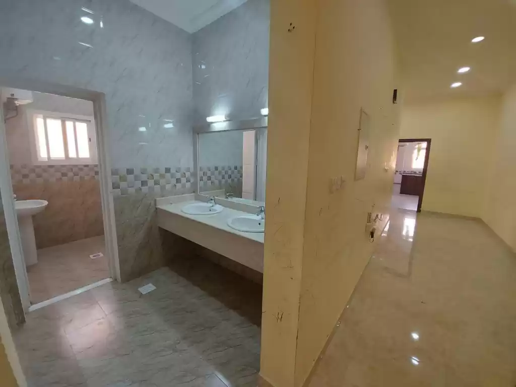 yerleşim Hazır Mülk 2 yatak odası U/F Apartman  kiralık içinde Al Sadd , Doha #12118 - 1  image 