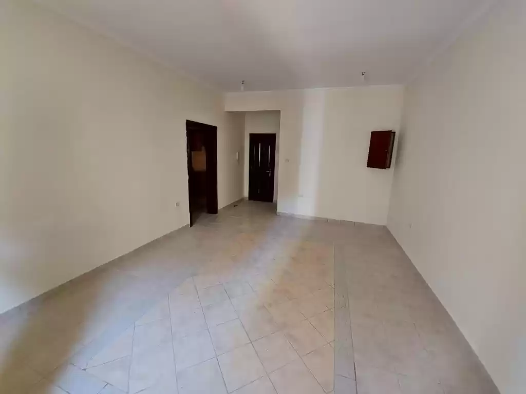 Wohn Klaar eigendom 2 Schlafzimmer U/F Wohnung  zu vermieten in Al Sadd , Doha #12139 - 1  image 