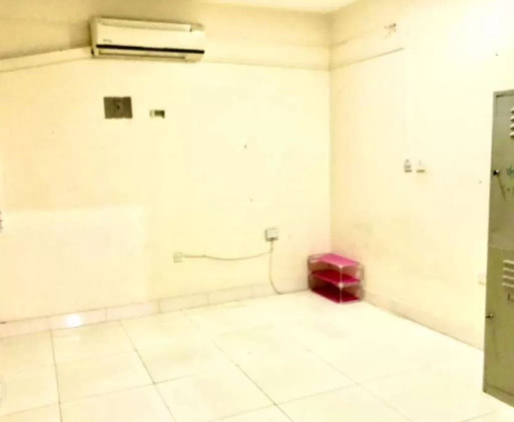 Residential Ready Property 1 Bedroom U/F Apartment  for rent in Old-Airport , Doha-Qatar #12156 - 1  image 