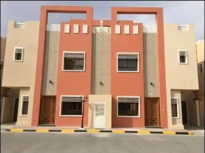 Residencial Listo Propiedad 5 habitaciones U / F Villa en Compound  alquiler en al-sad , Doha #12181 - 1  image 