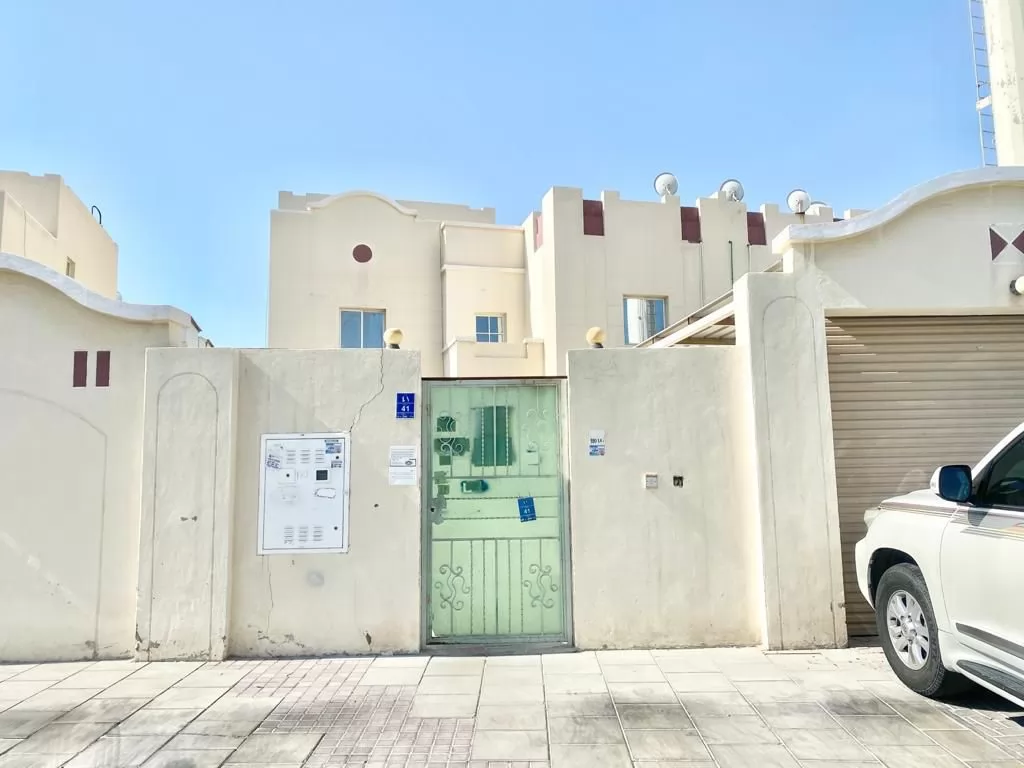 yerleşim Hazır Mülk 1 yatak odası U/F Site İçinde Villa  kiralık içinde Doha #12192 - 1  image 