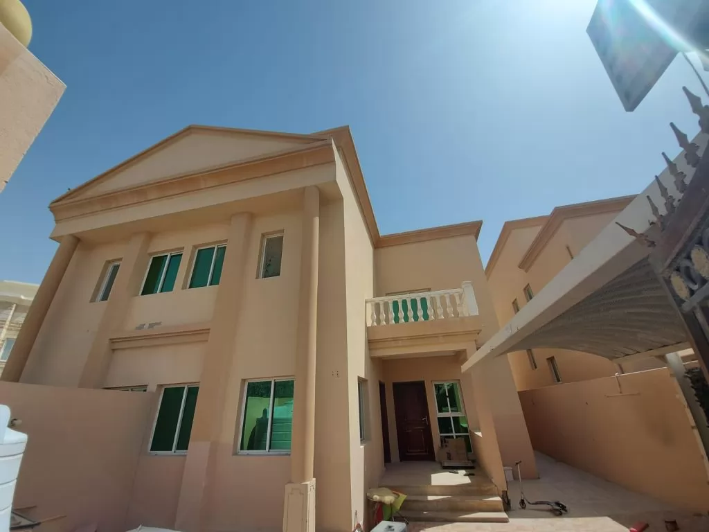 Residencial Listo Propiedad 4 habitaciones U / F Villa Standerlone  alquiler en al-sad , Doha #12231 - 1  image 