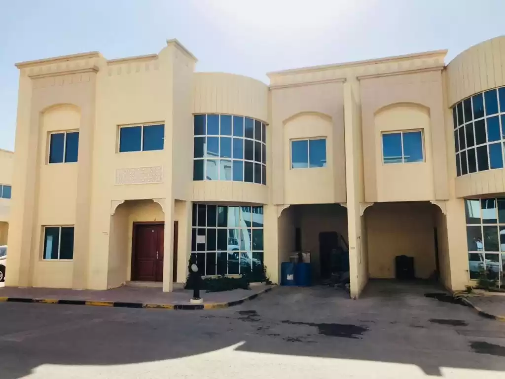 Жилой Готовая недвижимость 5 спален Н/Ф Вилла в комплексе  в аренду в Аль-Садд , Доха #12242 - 1  image 