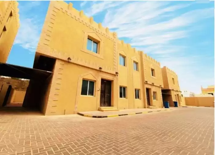 Résidentiel Propriété prête 5 chambres U / f Villa à Compound  a louer au Al-Sadd , Doha #12323 - 1  image 