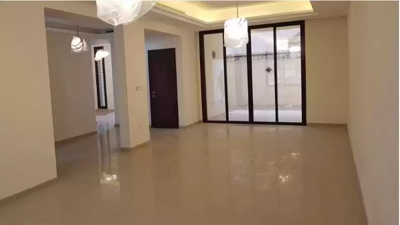 Résidentiel Propriété prête 4 chambres S / F Villa à Compound  a louer au Al-Sadd , Doha #12390 - 1  image 