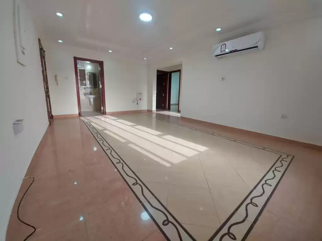 Wohn Klaar eigendom 2 Schlafzimmer U/F Wohnung  zu vermieten in Al Sadd , Doha #12466 - 1  image 