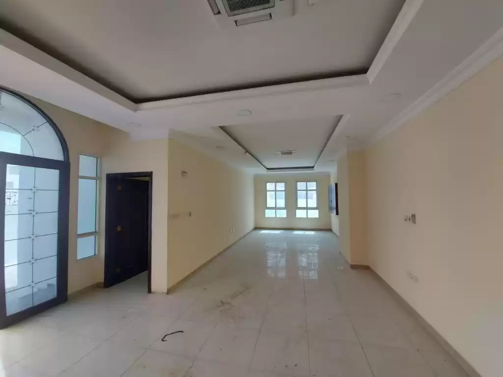 Résidentiel Propriété prête 5 chambres S / F Villa autonome  a louer au Al-Sadd , Doha #12467 - 1  image 