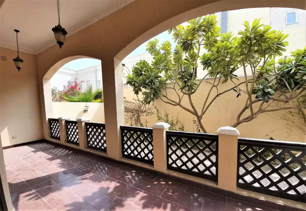 Wohn Klaar eigendom 4 Schlafzimmer U/F Villa in Verbindung  zu vermieten in Doha #12490 - 1  image 