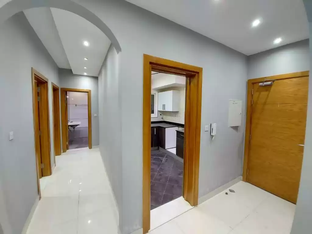 Wohn Klaar eigendom 2 Schlafzimmer U/F Wohnung  zu vermieten in Al Sadd , Doha #12497 - 1  image 
