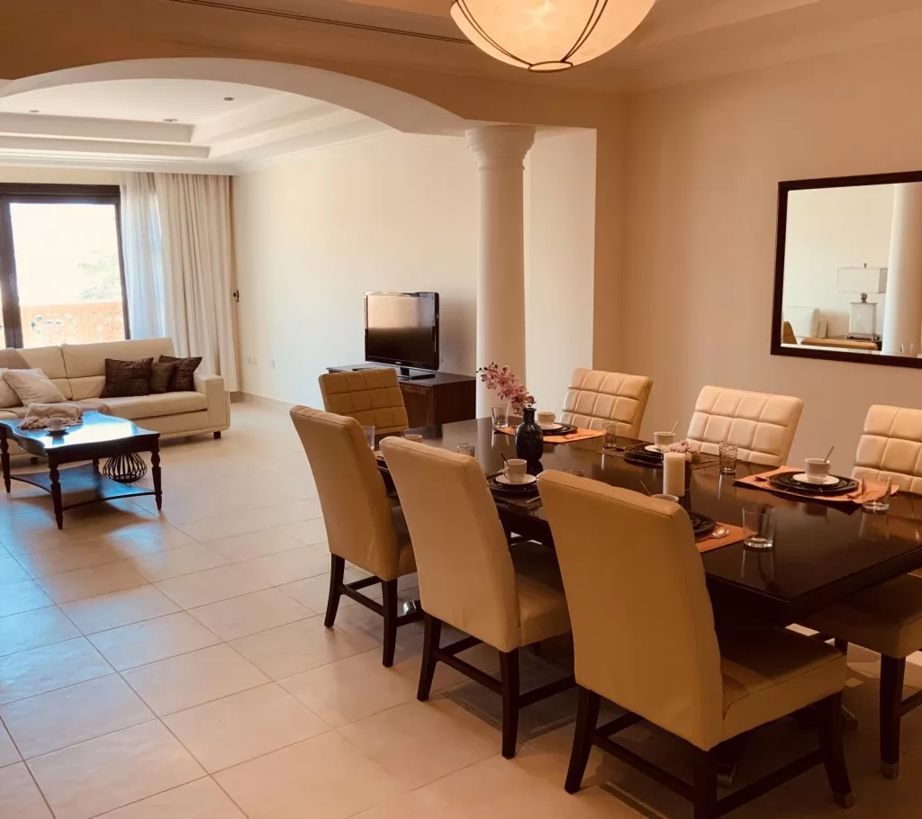 Residential Ready Property 2 Bedrooms F/F Townhouse  for rent in The-Pearl-Qatar , Doha-Qatar #12498 - 1  image 