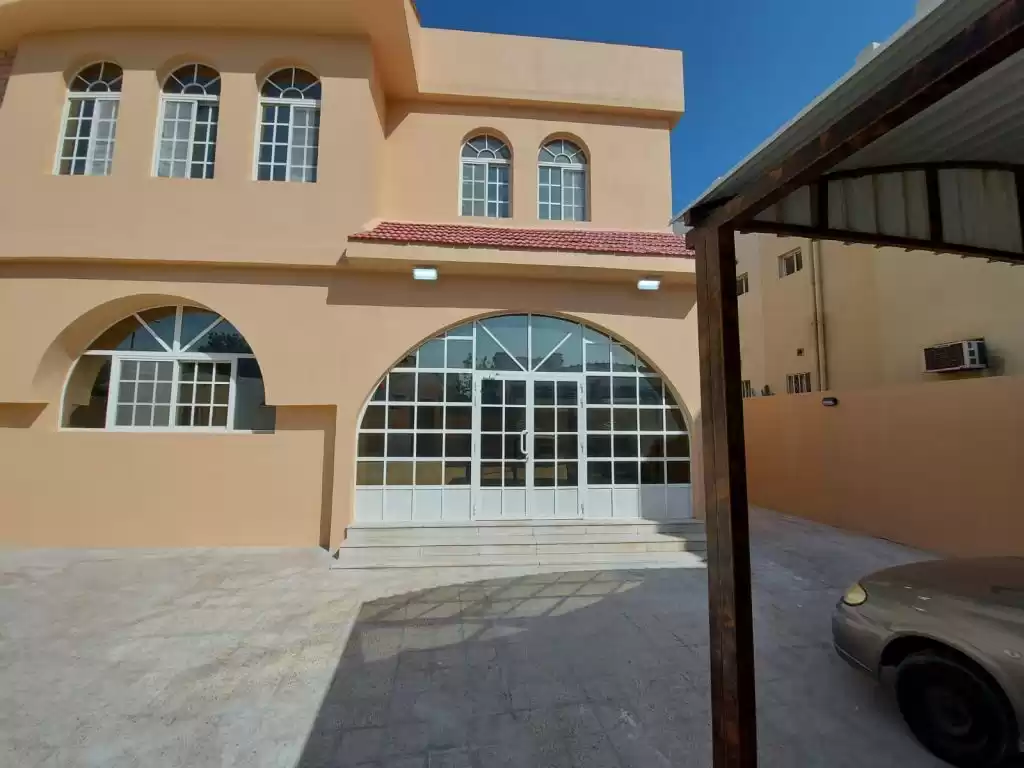 yerleşim Hazır Mülk 6 Yatak Odası U/F Müstakil Villa  kiralık içinde Al Sadd , Doha #12499 - 1  image 