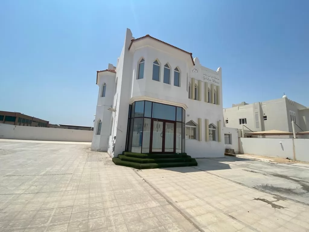 yerleşim Hazır Mülk 6 Yatak Odası U/F Müstakil Villa  kiralık içinde Al Sadd , Doha #12500 - 1  image 