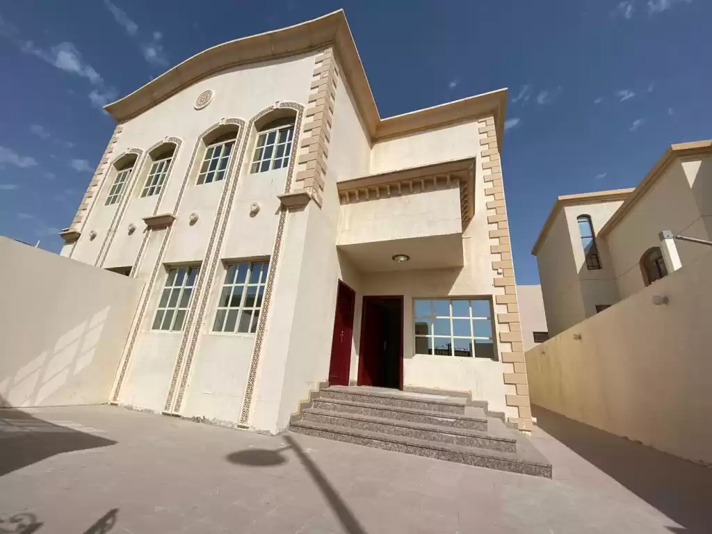 Résidentiel Propriété prête 5 chambres U / f Villa autonome  a louer au Al-Sadd , Doha #12513 - 1  image 