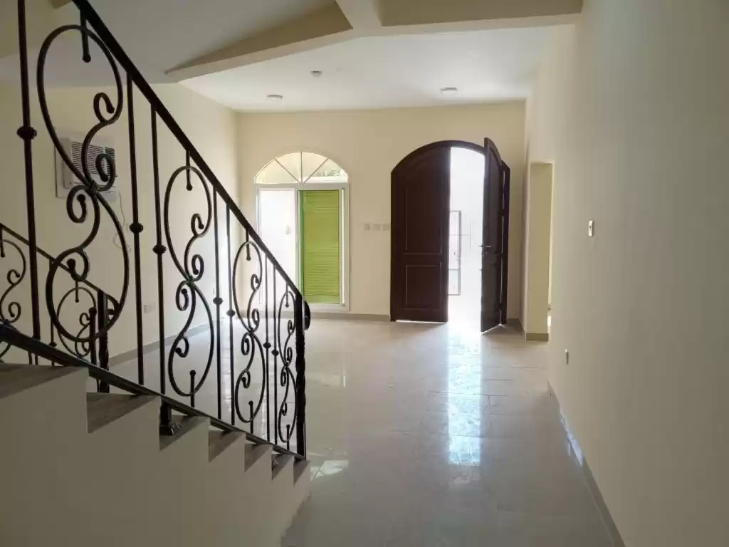 Résidentiel Propriété prête 5 chambres U / f Villa autonome  a louer au Al-Sadd , Doha #12522 - 1  image 