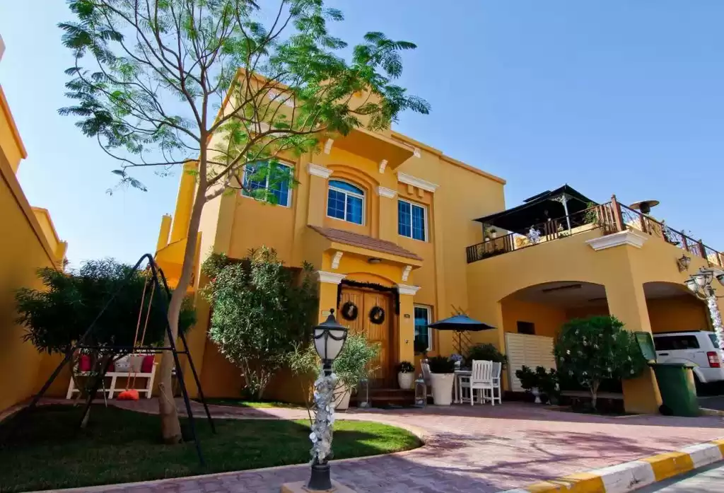 Résidentiel Propriété prête 4 chambres S / F Villa à Compound  a louer au Al-Sadd , Doha #12523 - 1  image 