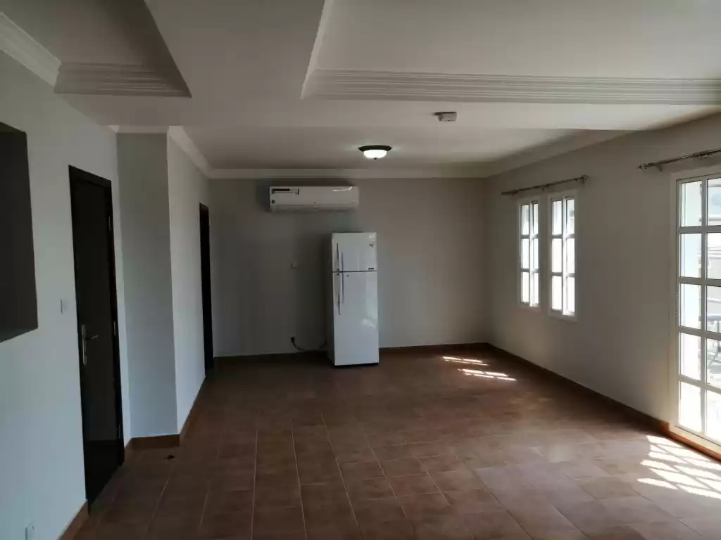Wohn Klaar eigendom 2 Schlafzimmer S/F Duplex  zu vermieten in Al Sadd , Doha #12564 - 1  image 