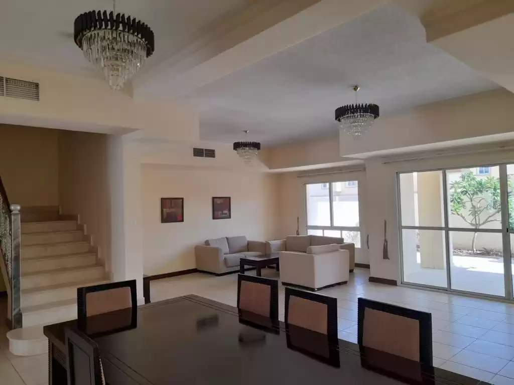 Wohn Klaar eigendom 4 Schlafzimmer F/F Villa in Verbindung  zu vermieten in Al Sadd , Doha #12615 - 1  image 