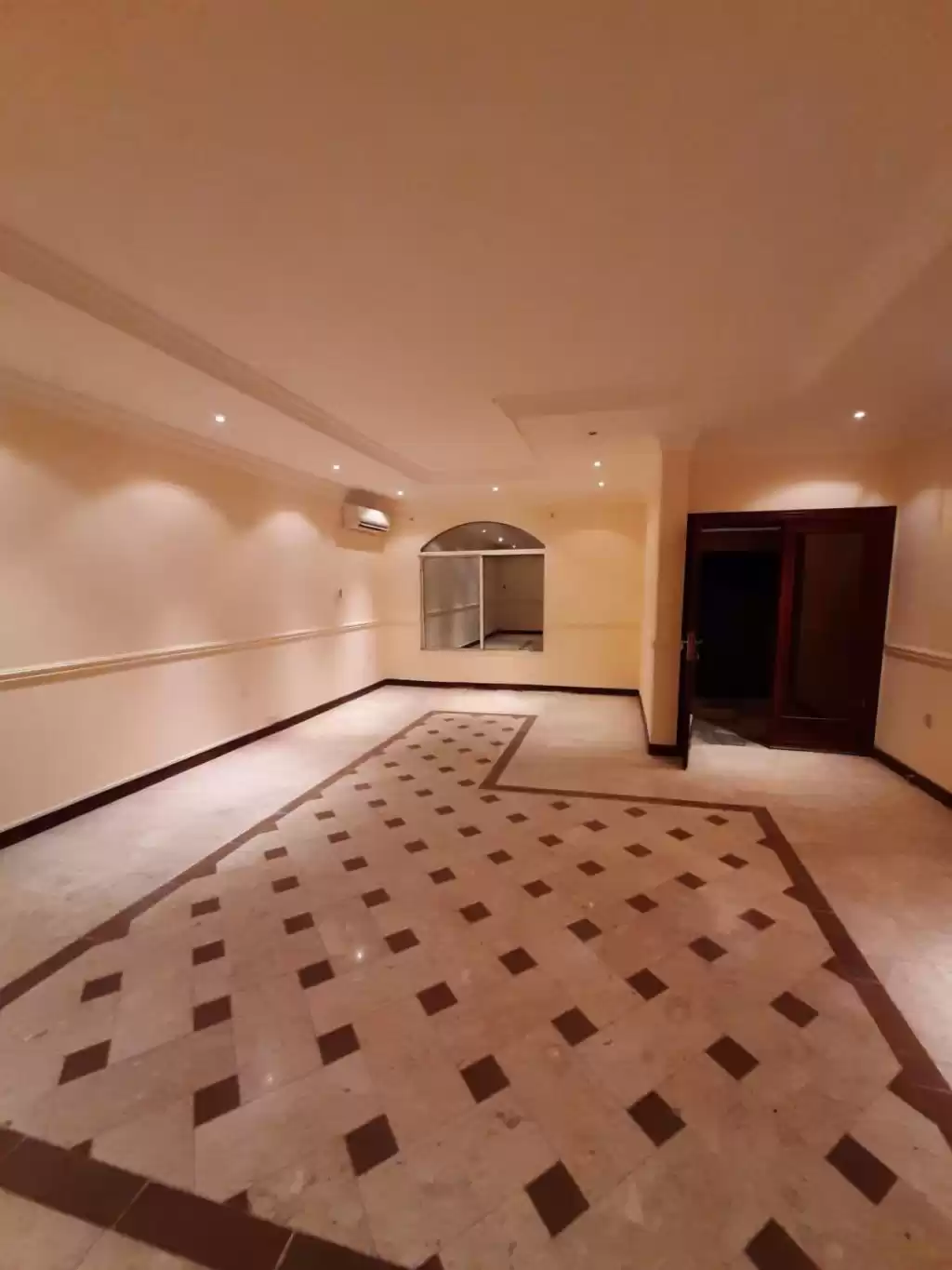 yerleşim Hazır Mülk 4 Yatak Odası U/F Müstakil Villa  kiralık içinde Al Sadd , Doha #12625 - 1  image 