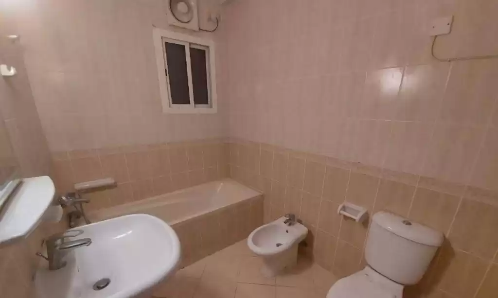 Residential Ready Property 3 Bedrooms U/F Apartment  for rent in Al Sadd , Doha #12654 - 1  image 