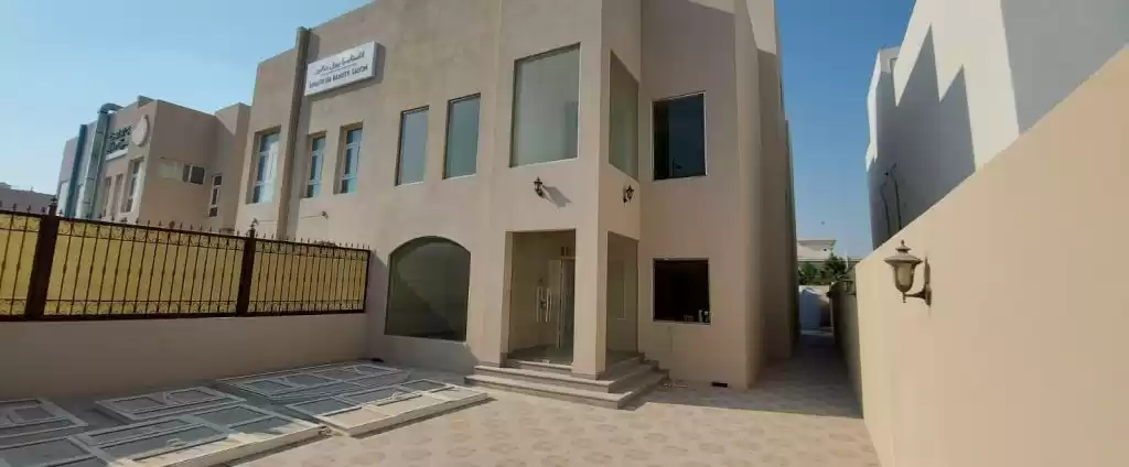 Résidentiel Propriété prête 5 chambres S / F Villa autonome  a louer au Al-Sadd , Doha #12662 - 1  image 