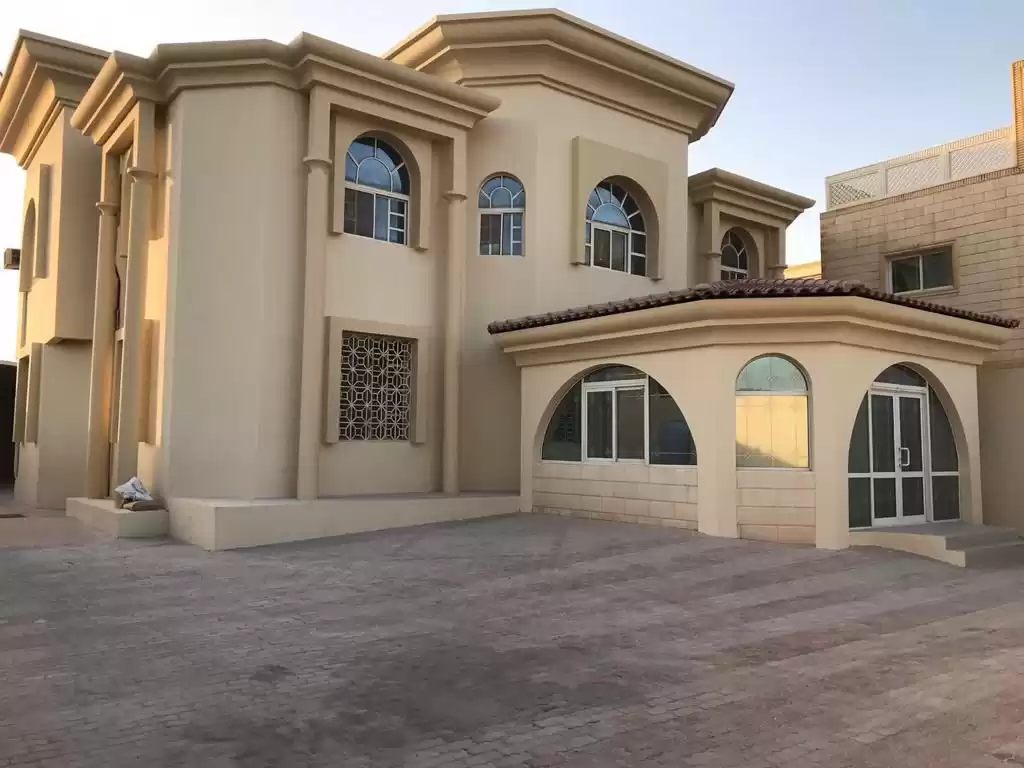 yerleşim Hazır Mülk 7+ Yatak Odası U/F Müstakil Villa  kiralık içinde Al Sadd , Doha #12719 - 1  image 